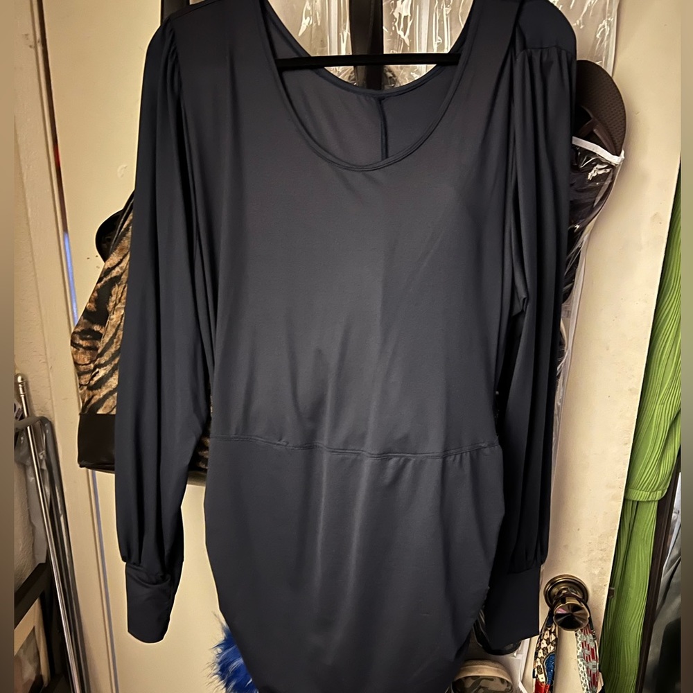 Blue fitted dress with ruching at the hem and back
